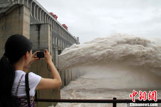 长江上游水位复涨三峡大坝26日再迎洪峰