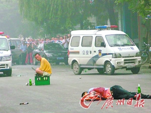 男子当街刺死警察砸警车与狙击手对峙中枪(图)