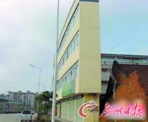 网帖曝仅两米宽住宅楼 网友戏称像广告牌(图)