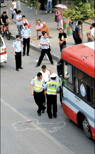 男子从天桥上坠下砸中公交车(组图)