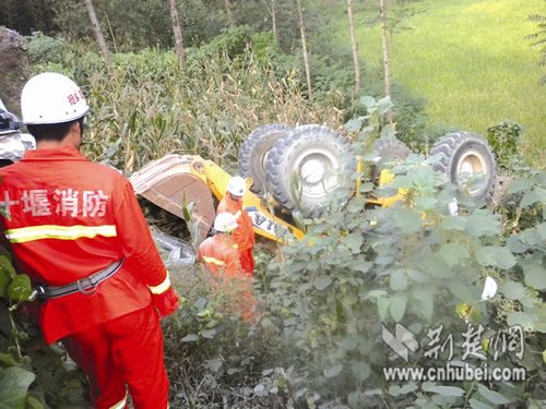 图文：湖北郧县一铲车翻下深沟致两人亡