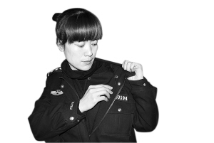 /女交警李季芳的警服当时都被扯破了/