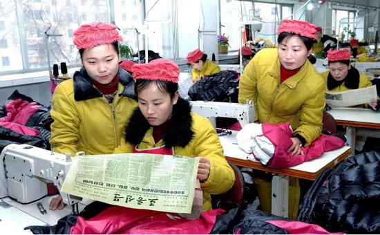 朝鲜媒体6日公布的图片显示，朝鲜一个服装厂内，女工们在阅读报纸。IC 图