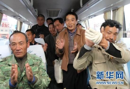 2月24日，从利比亚撤至埃及后乘卡塔尔航空公司航班飞抵上海的33名中资公司人员安全抵达江苏省海门市后鼓掌致谢。当日，从利比亚撤至埃及后乘卡塔尔航空公司航班飞抵上海的33名中资公司人员安全抵达江苏省海门市。新华社发(许丛军 摄) 