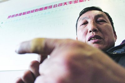 57岁的哥智勇擒歹徒 多处受伤仍不松手(图)