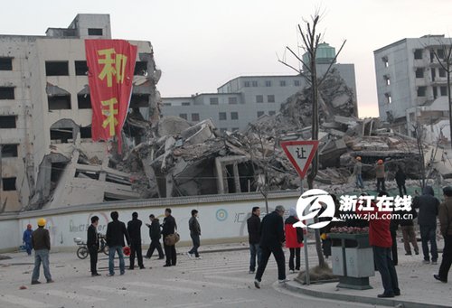 宁波定向爆破两高楼 为地铁工程让路(组图)