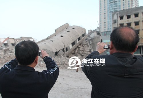 宁波定向爆破两高楼 为地铁工程让路(组图)