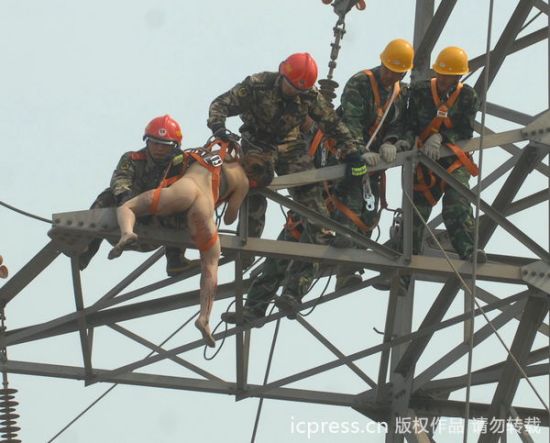 悬在半空的女子已经被高压电击伤 胡晓春/东方IC