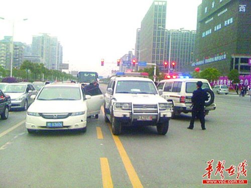 7名男子涉嫌非法拘禁 警察荷枪实弹拦截车(图)