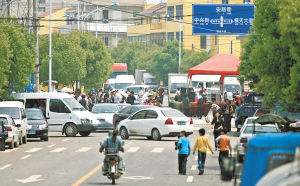 图为横在马路中间的车辆将路堵塞。记者 金振强 摄 