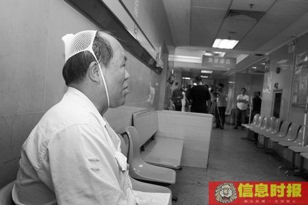 受伤的司机江建林在医院检查。信息时报记者 黄立科 摄