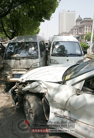 疯狂水泥车一路撞车撞人，不少车遭殃。图/潇湘晨报滚动新闻记者殷建军