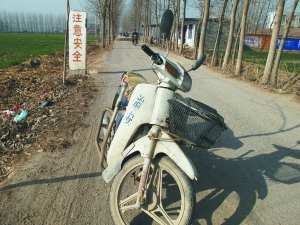 护树队员陈祖民的摩托车，上面喷有“治安巡逻”的字样。陈祖民说，护树队经常义务帮派出所夜间巡逻，帮乡政府搞“麦茬防火”。