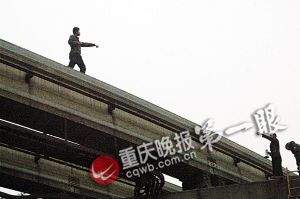 2010年12月10日，谭兵林爬上轻轨与民警对峙 重庆晚报记者 杨帆 摄