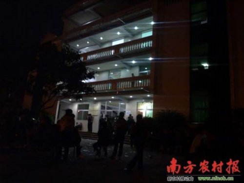 广东一名社区书记掌掴妇女被民众围困3天(图)