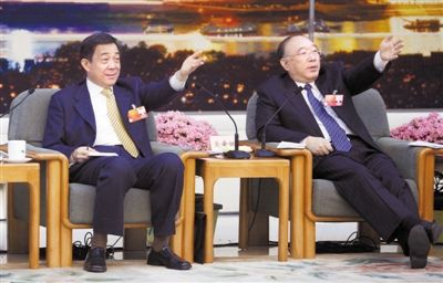 昨日，十一届全国人大五次会议重庆市代表团举行全体会议。图为薄熙来和黄奇帆请记者提问。