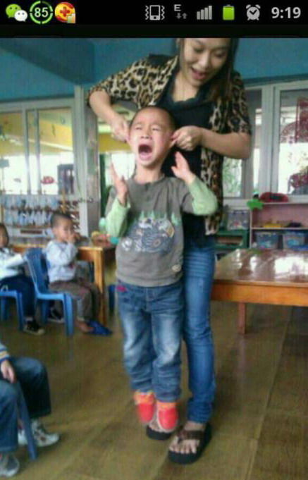 浙江一幼儿园教师虐童 拎孩子耳朵提起离地