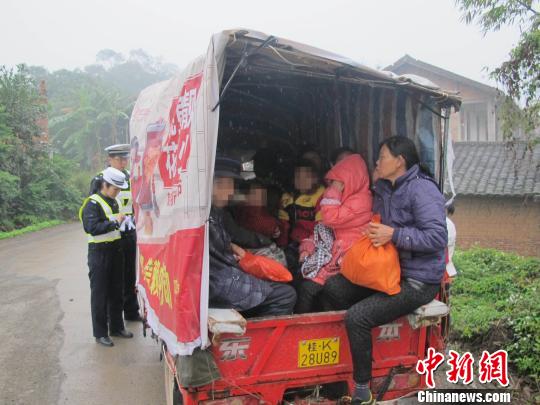 玉林交警部门截获的三轮摩托车。　韦绍楼　摄