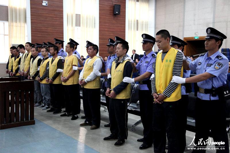 2013年2月20日，<a href=//yn.110.com>云南</a>西双版纳，杀害禁毒英雄柯占军的案犯及贩毒团伙成员集体受审。