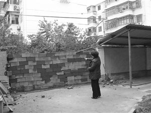 站在被砸的凤凰幼儿园围墙旁，周园长很是无奈