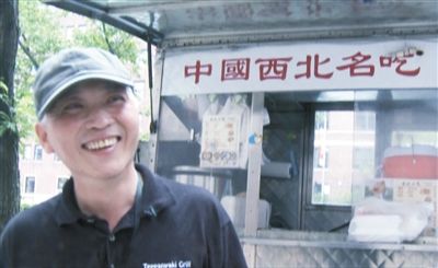 这是谢云峰在美国纽约街头餐车前的视频截图。