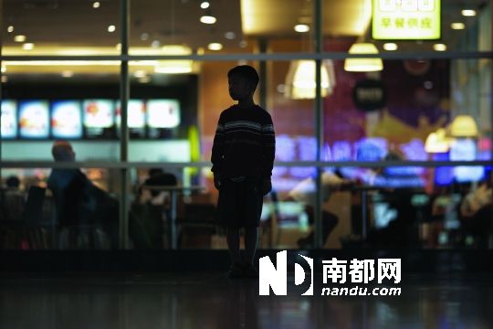 </p><p>北京南站的一间快餐店门前，已跟着爸爸上访4年的李浩然(化名)显得很茫然。 南都记者 贺顿 摄</p><p>