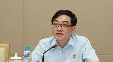 视频截图与疑似法官照片src="//zixun.110.com/newsmana/attachments/allimg/130806/091243FP-0.jpg"