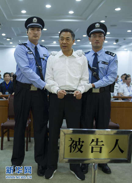 这是一审宣判后，法警给薄熙来戴上戒具（9月22日摄）。 新华社记者谢环驰摄