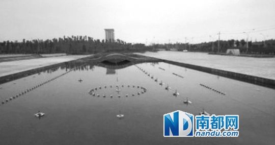 图片显示，湖南攸县新建的发展中心楼群气派，广场庞大。 