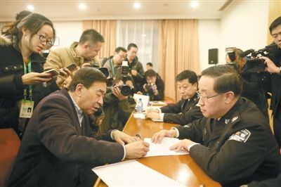 昨日，北京两会政务咨询现场，北京市公安局局长傅政华（右）接受代表咨询。新京报记者