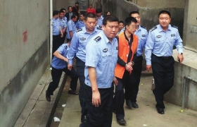 5月20日，新化县，犯罪嫌疑人伍涛在公安民警的看押下指认现场。图/读者肖先生