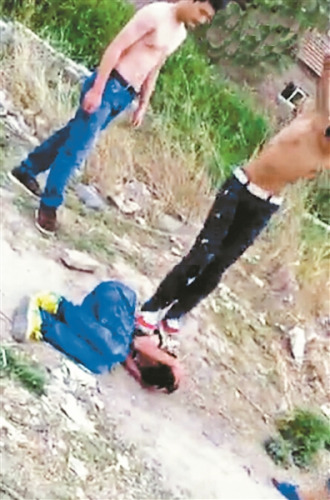 网曝少年遭三男子暴力围殴警方调查带走拍视频者