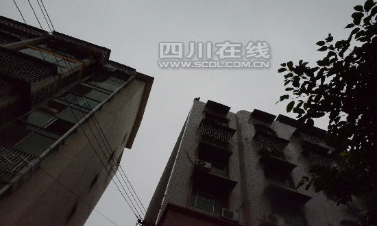 疑似吸毒男子扬言跳楼 大喊自己是逗比