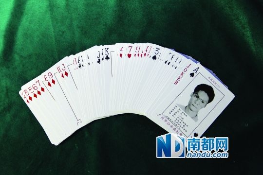 潜逃17年通缉犯走投无路跳楼自杀砸伤路人