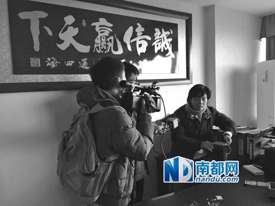 贸易公司女老总在办公室接受媒体采访。南都记者