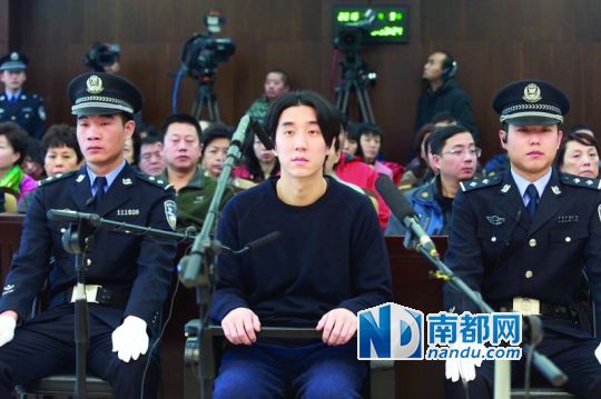 2015年1月9日，北京东城法院开庭审理房祖名案容留他人吸毒一案，庭上房祖名未着囚服马甲。C