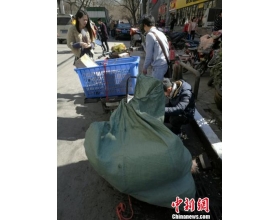 郑州快递板车送货引争议 警方建议统一规范