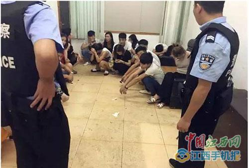 江西一废弃厂房变毒窝 22名男女开豪车聚众吸毒