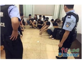 江西一废弃厂房变毒窝 22名男女开豪车聚众吸毒