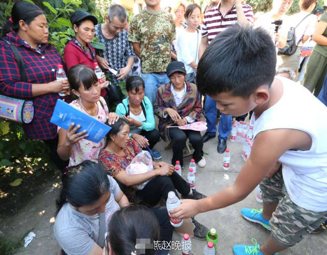 高阿锋的堂叔高志军告诉记者，在老家盐源县，巴折乡是一个贫困乡，在巴折村高阿锋一家属于最贫户。在他们那里，经济富裕的家庭大都在山下和江边交通便捷的地方盖起了房子，但高阿锋一家仍然住在山顶上，一家人5口挤在一间用塑料布和泥巴糊顶的土房子里。