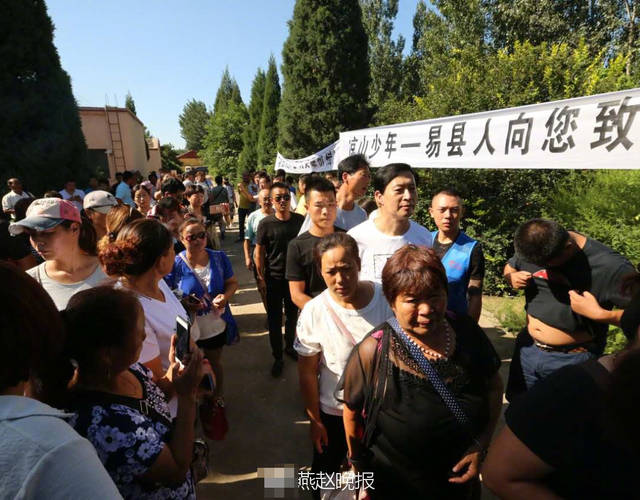 8月24日9点，在河北保定易县荆轲塔下的殡仪馆前，上千名群众自发祭奠为救落水母子而牺牲的彝族英雄高阿锋。他的亲人们为他换上崭新的彝族服装，群众们纷纷捐款表达自己的崇敬心情。图文：燕赵晚报