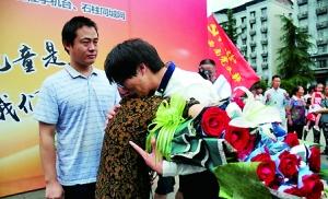 男子幼年遭拐长大成百万富翁与母亲相认痛哭