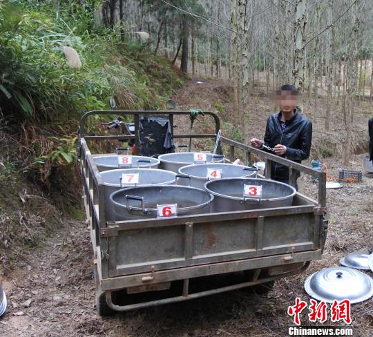 广西柳州警方山区端制毒窝点抓获嫌犯18人缴毒