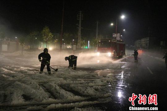 17日傍晚，云南楚雄骤降冰雹，街头白茫茫一片。 楚雄消防提供