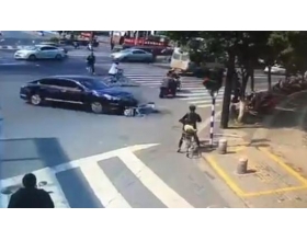 司机低头捡手机致车辆失控撞死骑车人