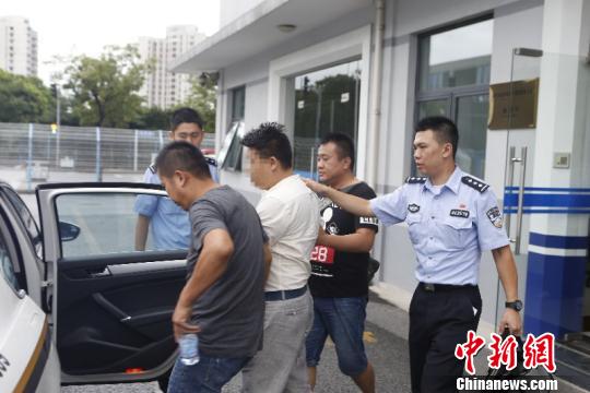 上海浦东警方捣毁一出售出入境证件团伙