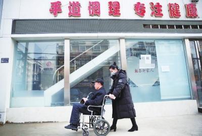 65岁老人做一次电疗腿瘸了涉事门店已人去楼空