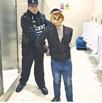 男子盗电动车遇民警盘查弃车躲进公厕被一把揪