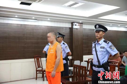 被告人李某承认杀害3名女性，请求法院判处自己死刑。　周莹 摄