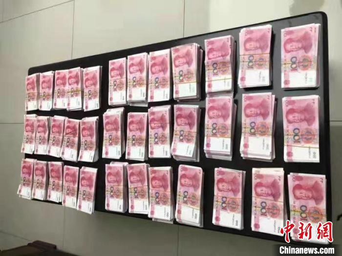 警方破获特大出售假币案 清点假钞耗时半天